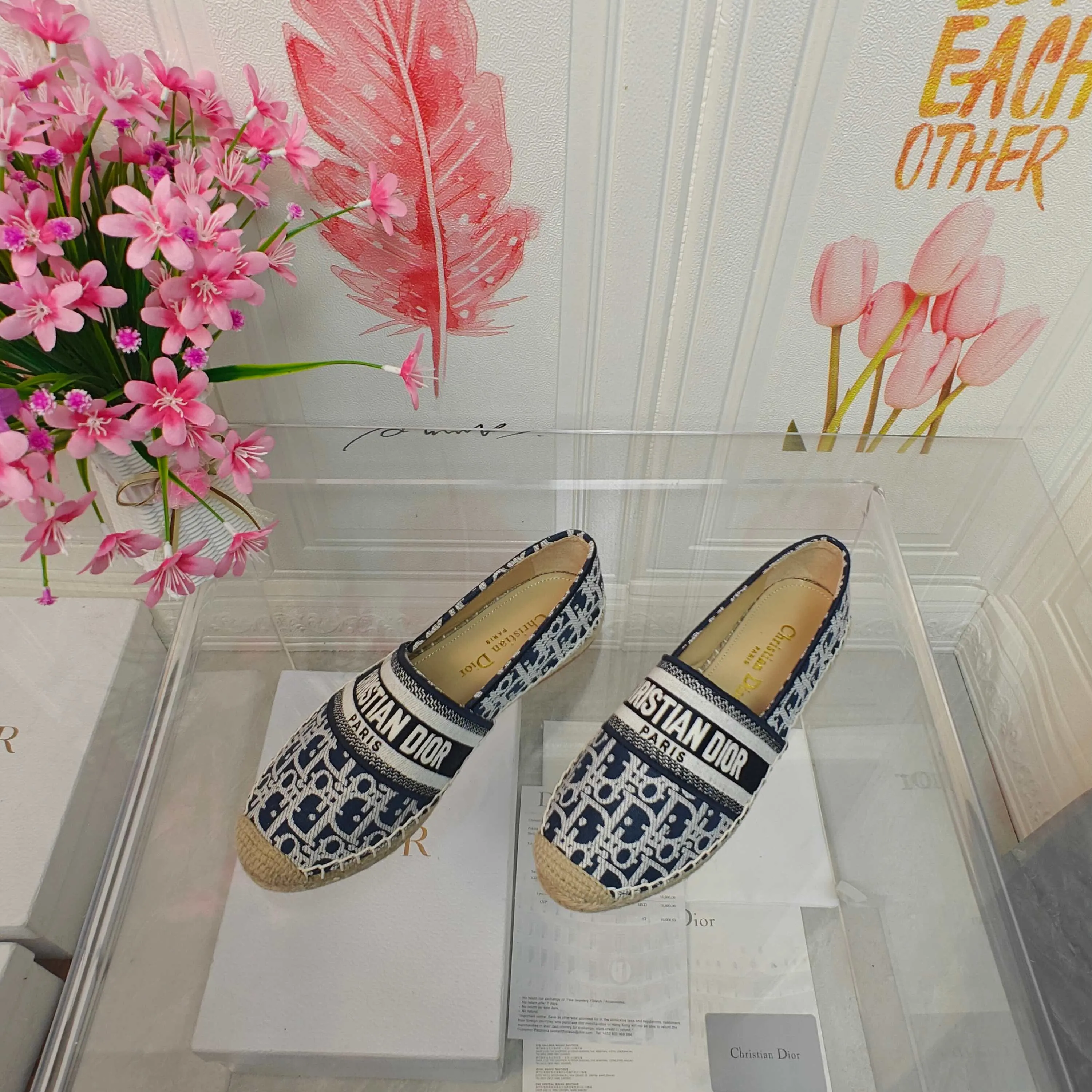 👟👟Ex-factory price 440👟👟 Top quality Dior Granville espadrille embroidery Upper: embroidered with "CHRISTIANDIOR" Craftsmanship: Purely hand-sewn hemp rope outsole Lining: Imported soft and breathable sheep lining with padded feet Code number: 35-40 (customized at 34.41.42) Outsole: Exclusive molded rubber outsole decorated with lucky star symbol